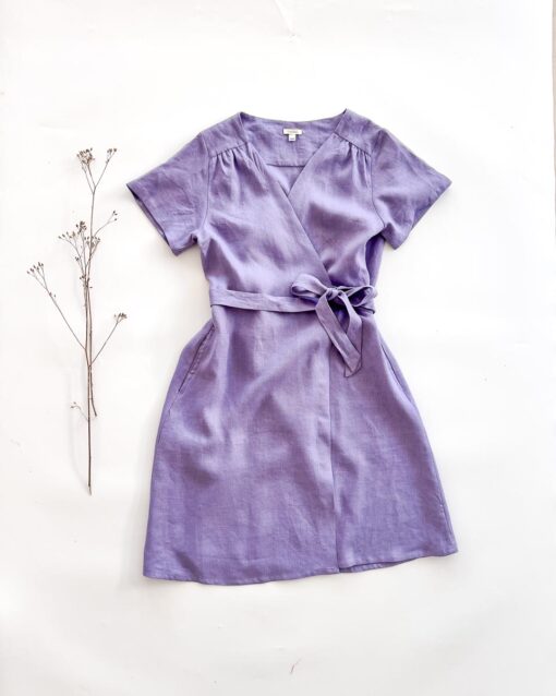 Sofortkauf: knielanges Damen Wickelkleid aus Leinen in Lavendel, Gr. L (42/44)