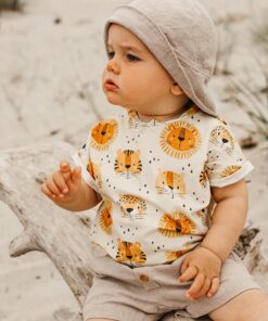 Baby Kinder nachhaltiges sommer outfit aus leinenshorts, shirt und leinen Sonnenhut