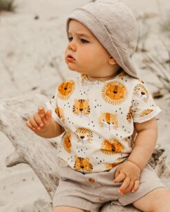 Baby Kinder nachhaltiges sommer outfit aus leinenshorts, shirt und leinen Sonnenhut
