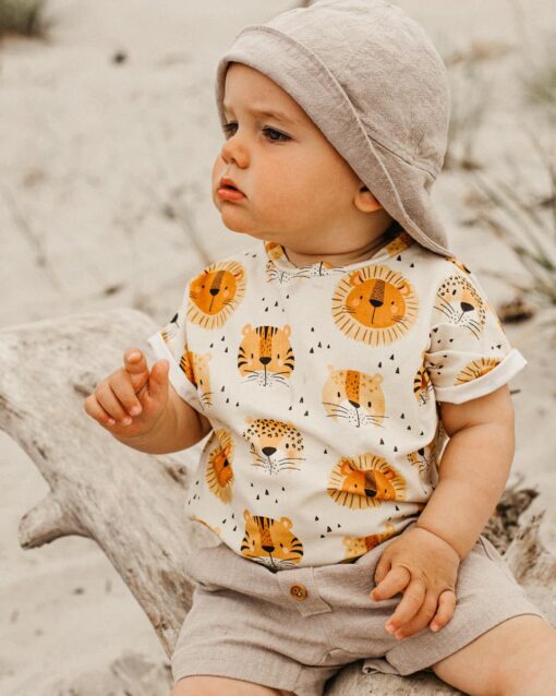 Baby Kinder nachhaltiges sommer outfit aus leinenshorts, shirt und leinen Sonnenhut