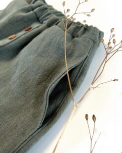 Leinenhose fuer Kinder mit seitlichen Eingrifftaschen bzw Nahttaschen
