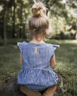 Leinen Kleid Mädchen mit Tropfenverschluss und Flügelärmel