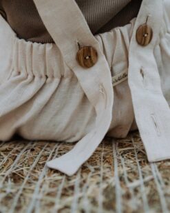 Kinder Leinen Latzhose Saloppette mit Holzknöpfen Jungen Outfit für Taufe, Hochzeit oder Fotoshooting