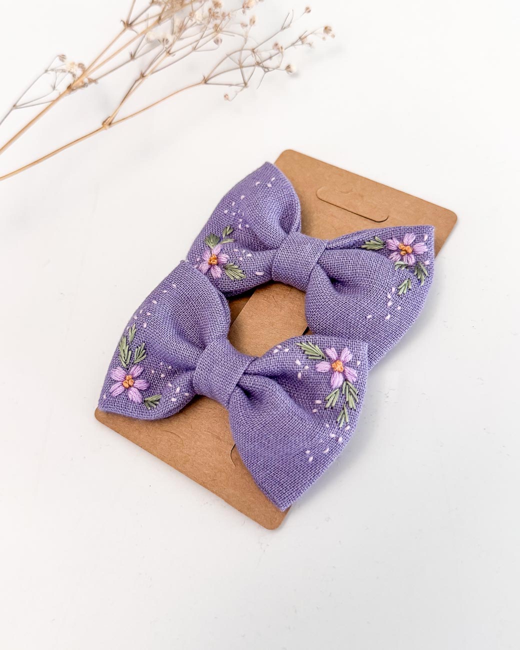handbestickte Haarschleifen 2er-Set – Lavendel "Blütentraum" – Bild 2