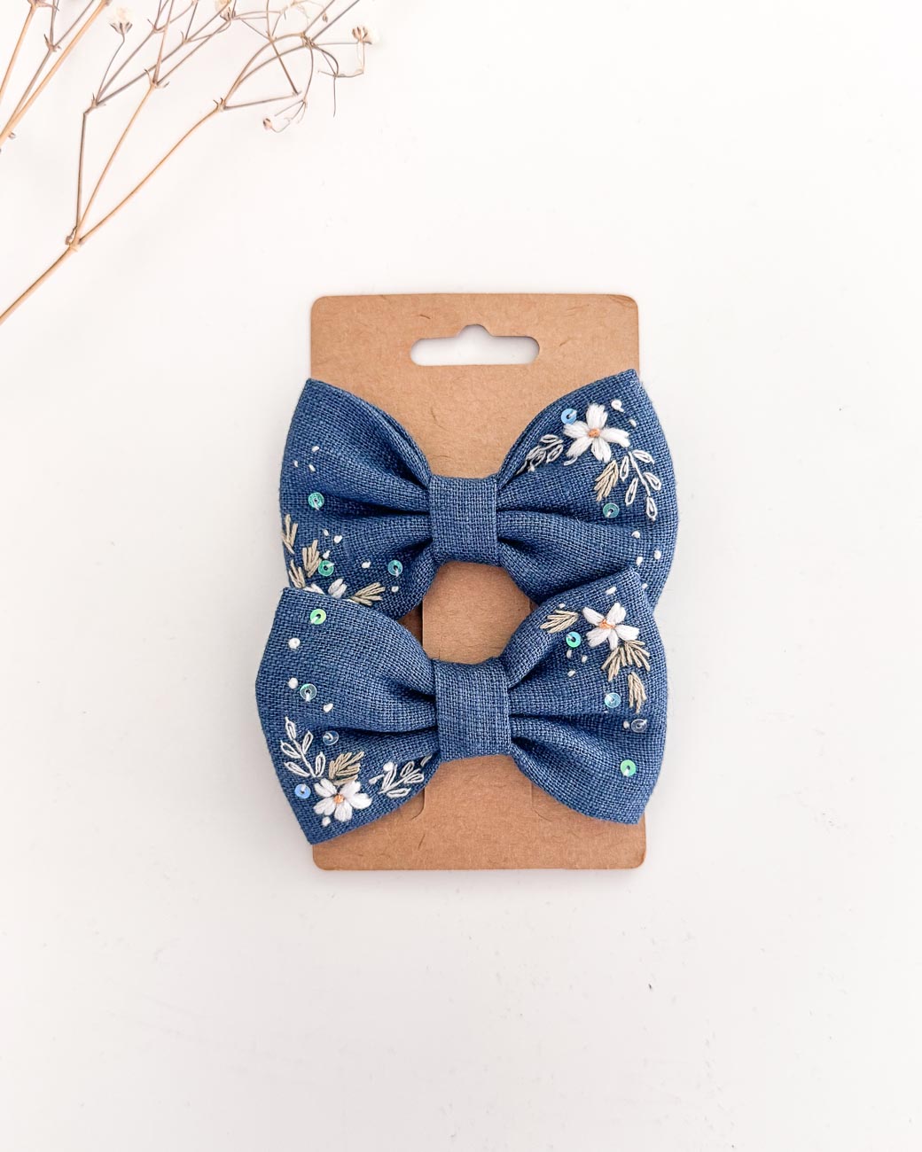 handbestickte Haarschleifen 2er-Set – Jeansblau "Blumenglitzer" – Bild 3