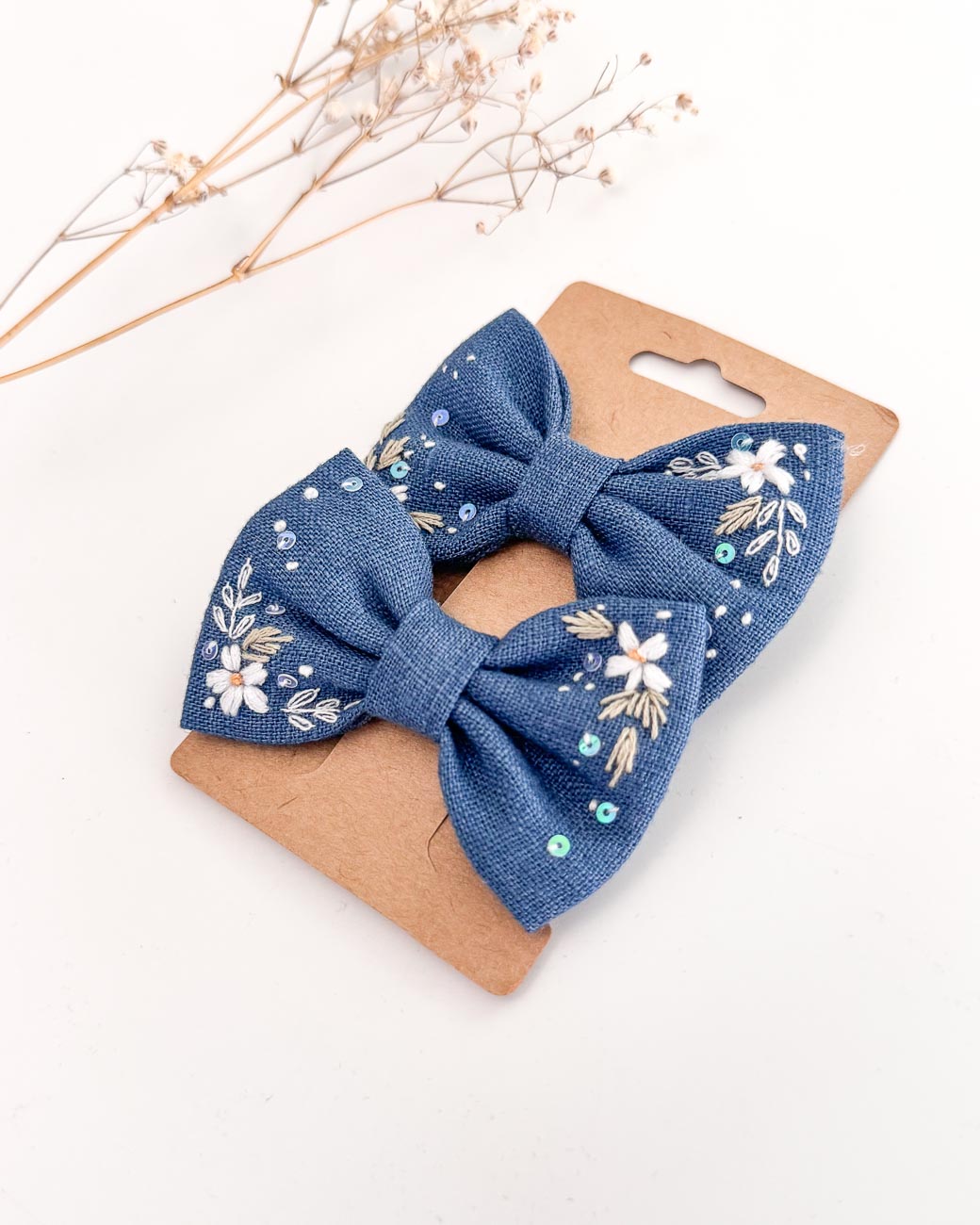 handbestickte Haarschleifen 2er-Set – Jeansblau "Blumenglitzer" – Bild 2