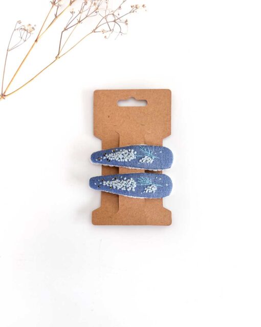 handbestickte Haarspangen 2er-Set – Sommerblau "Staudenbienchen" – Bild 4