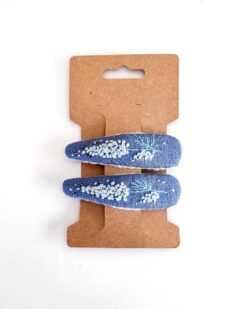 handbestickte Haarspangen 2er-Set – Sommerblau "Staudenbienchen"