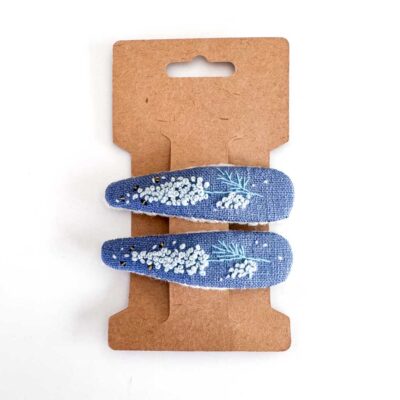 handbestickte Haarspangen 2er-Set – Sommerblau "Staudenbienchen"