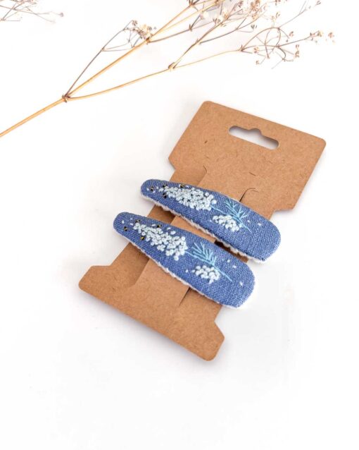 handbestickte Haarspangen 2er-Set – Sommerblau "Staudenbienchen" – Bild 3