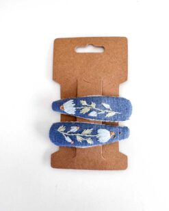 handbestickte Haarspangen 2er-Set – Sommerblau "Margeriten"