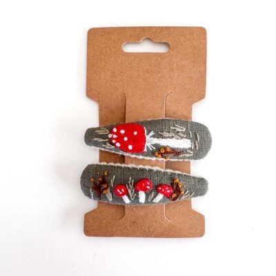 handbestickte Haarspangen 2er-Set – Olive "Fliegenpilz"