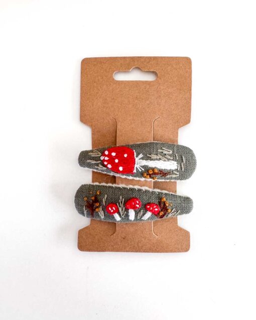 handbestickte Haarspangen 2er-Set – Olive "Fliegenpilz"