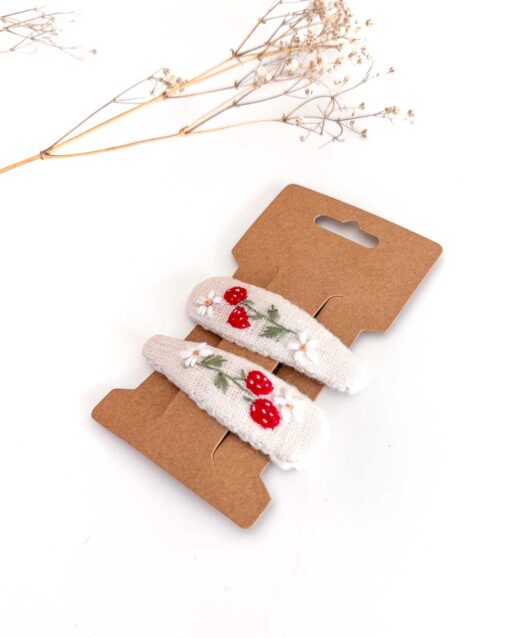 handbestickte Haarspangen 2er-Set – Wollweiß "Erdbeerblümchen" – Bild 2