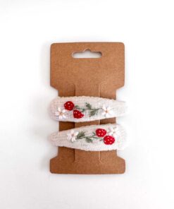 handbestickte Haarspangen 2er-Set – Wollweiß "Erdbeerblümchen"