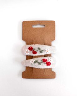 handbestickte Haarspangen 2er-Set – Wollweiß "Erdbeerblümchen"