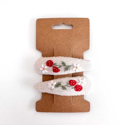 handbestickte Haarspangen 2er-Set – Wollweiß "Erdbeerblümchen"