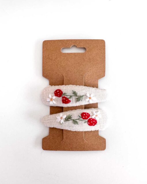 handbestickte Haarspangen 2er-Set – Wollweiß "Erdbeerblümchen"