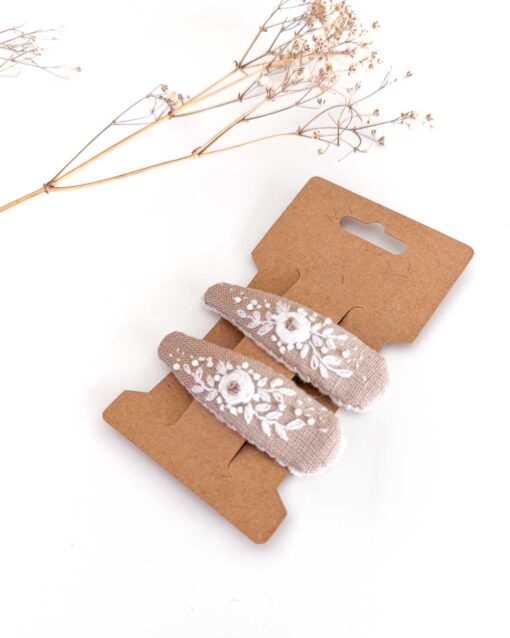 handbestickte Haarspangen 2er-Set – Sand "Hochzeitsblume" – Bild 2