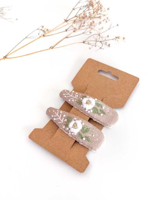 handbestickte Haarspangen 2er-Set – Sand "Blütentraum" – Bild 2