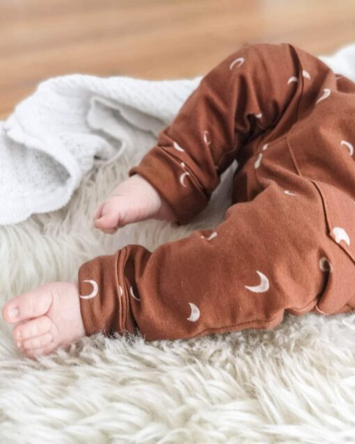kuschelige Babyhose Kinderhose mit Tasche und Kordel