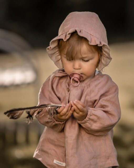 Baby- und Kinderbluse und Leinen Sommerhaube mit Rüschen