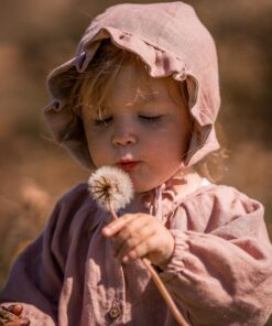 Baby- und Kinderbluse und Leinen Babybonnet mit Rüschen