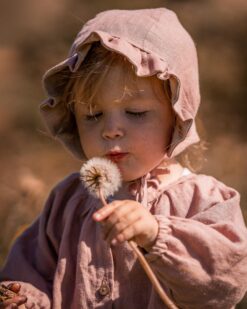 Baby- und Kinderbluse und Leinen Babybonnet mit Rüschen