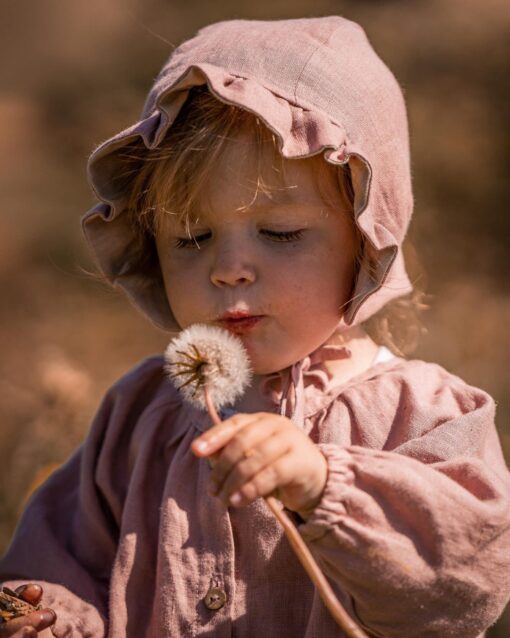 Baby- und Kinderbluse und Leinen Babybonnet mit Rüschen