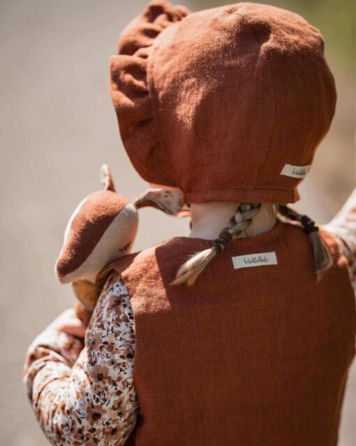 Baby Kinder Bonnet und Gilet / Weste aus Leinen. Handgefertigt, nachhaltig und in Bayern aus natürlichen Materialien hergestellt.