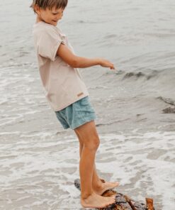 kinder nachhaltiges sommer outfit aus leinen shorts und bio baumwoll t-shirt