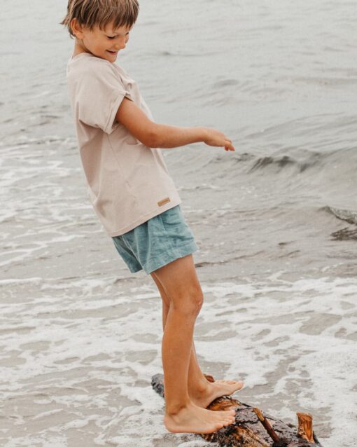 kinder nachhaltiges sommer outfit aus leinen shorts und bio baumwoll t-shirt