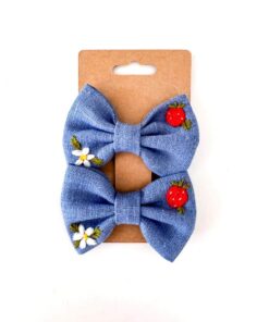 handbestickte Haarschleifen 2er-Set – Sommerblau "Erdbeere"