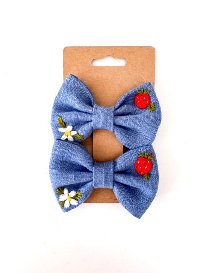 handbestickte Haarschleifen 2er-Set – Sommerblau "Erdbeere"