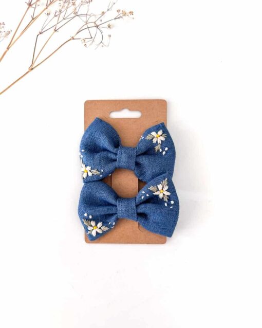 handbestickte Haarschleifen 2er-Set – Jeansblau "Blütentraum" – Bild 3