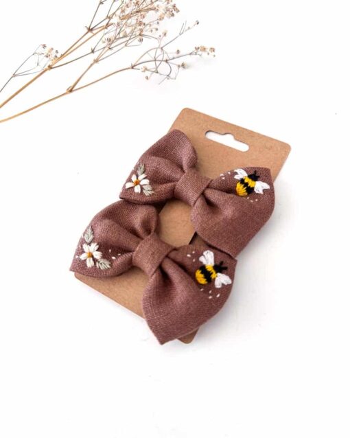 handbestickte Haarschleifen 2er-Set – Schoko "Bienchen" – Bild 2