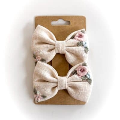 handbestickte Haarschleifen 2er-Set – Wollweiß "Röschen"