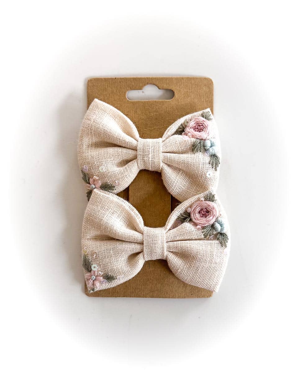 handbestickte Haarschleifen 2er-Set – Wollweiß "Röschen"