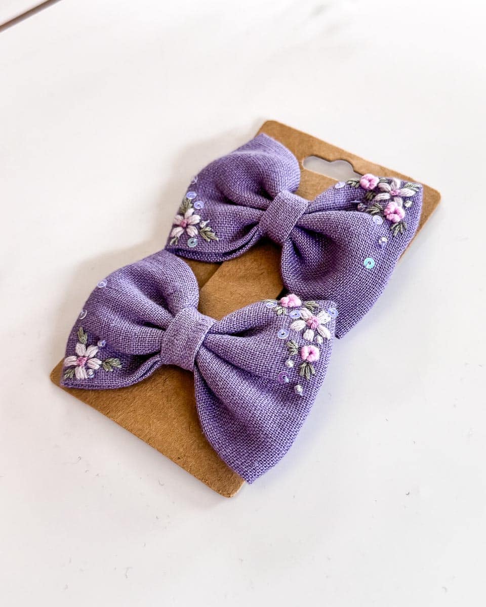 handbestickte Haarschleifen 2er-Set – Lavendel "Blumenwiese" – Bild 2