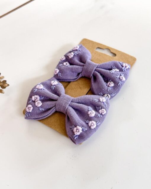 handbestickte Haarschleifen 2er-Set – Lavendel "Röschen" – Bild 2