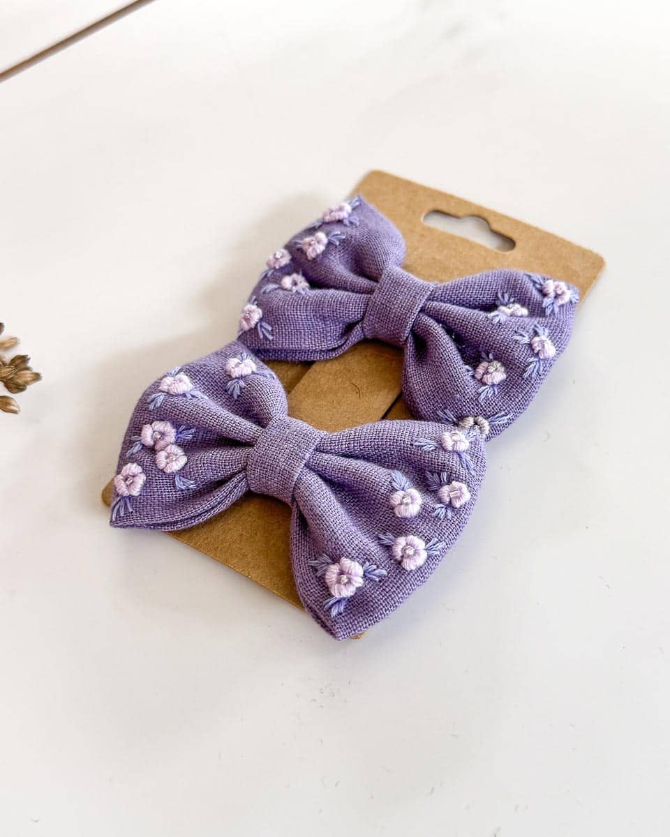 handbestickte Haarschleifen 2er-Set – Lavendel "Röschen" – Bild 2