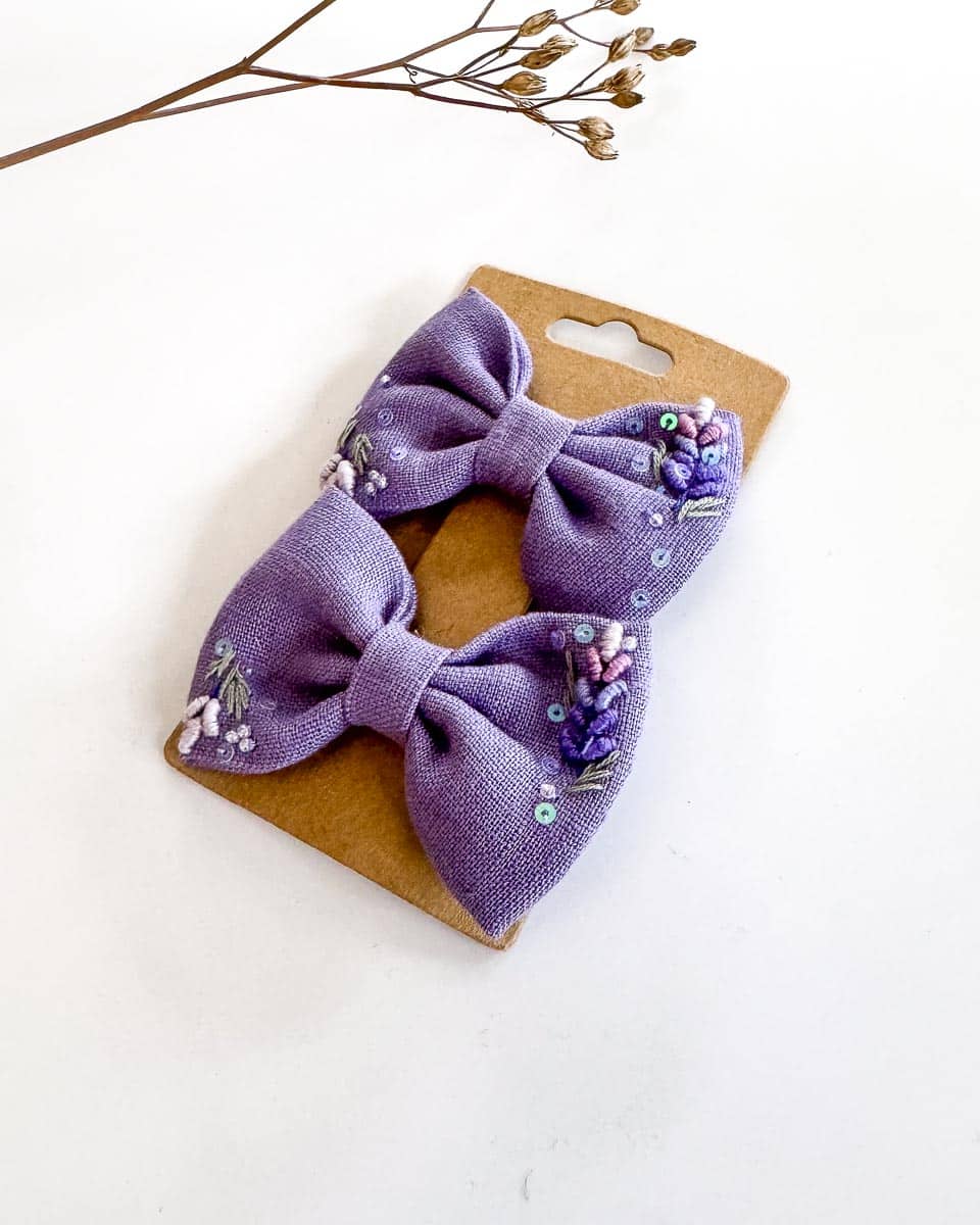 handbestickte Haarschleifen 2er-Set – Lavendel "Lavendelzweig" – Bild 2
