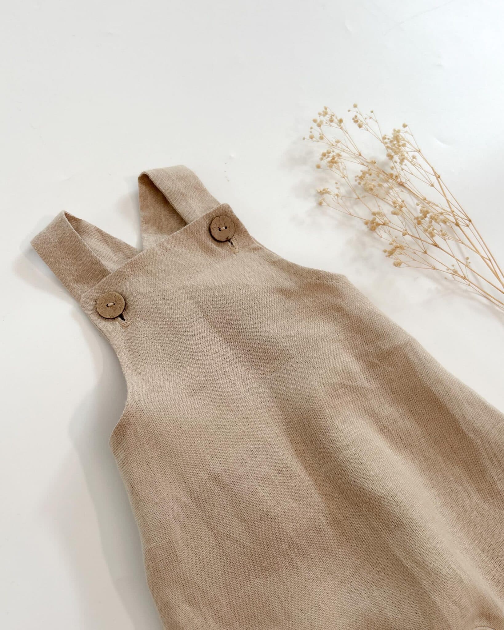 Sofortkauf: lange Leinen Latzhose/ Salopette in Sand, Gr. 62/68 – Bild 2