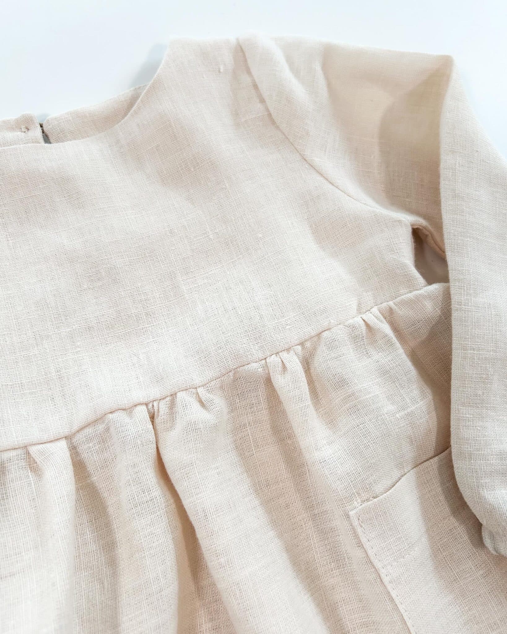 Sofortkauf: Leinenkleid langarm und Taschen in Wollweiß, Gr. 86/92 – Bild 3