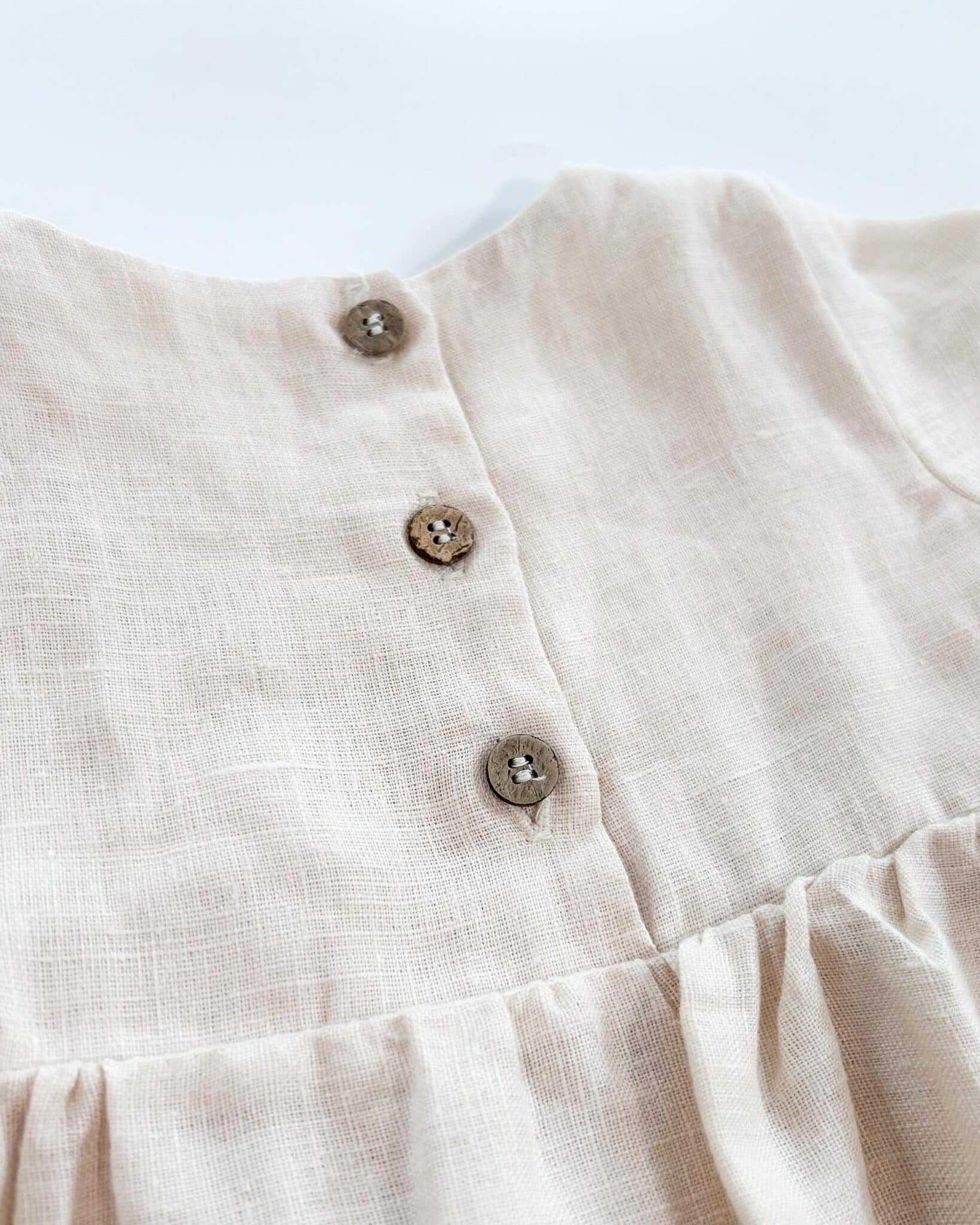 Sofortkauf: Mädchen Volantkleid aus Leinen in Wollweiß, Gr. 86/92 – Bild 3