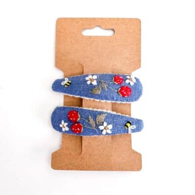 handbestickte Haarspangen 2er-Set – Sommerblau "Himbeerstrauch"
