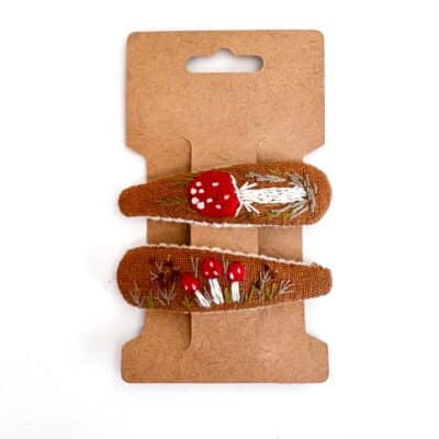 handbestickte Haarspangen 2er-Set – Zimt "Fliegenpilz"