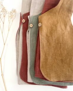 Baby Kinder Bonnet und Gilet / Weste aus Leinen. Handgefertigt, nachhaltig und in Bayern aus natürlichen Materialien hergestellt.