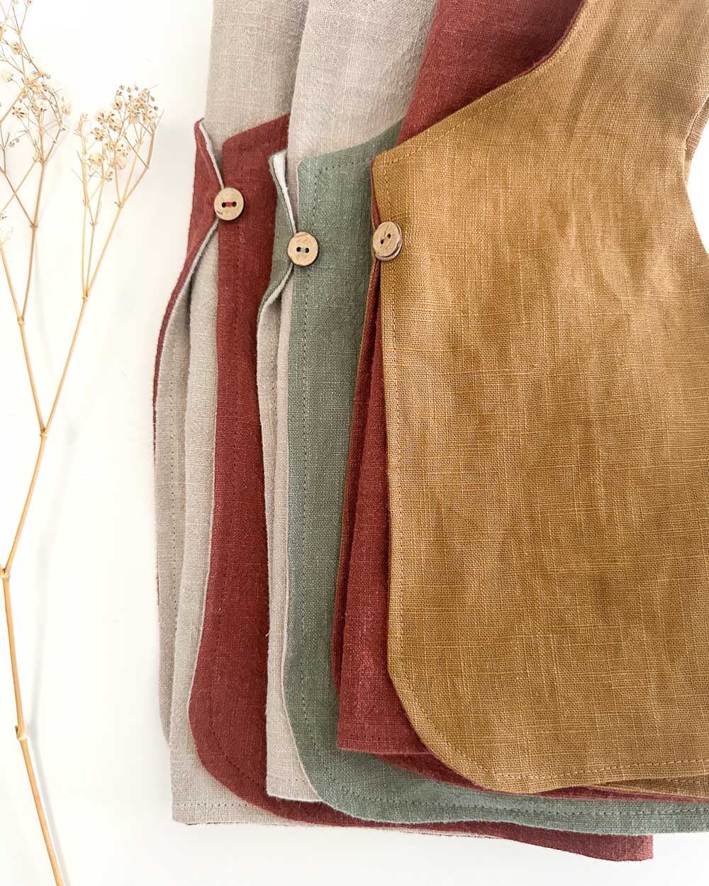 Baby Kinder Bonnet und Gilet / Weste aus Leinen. Handgefertigt, nachhaltig und in Bayern aus natürlichen Materialien hergestellt.