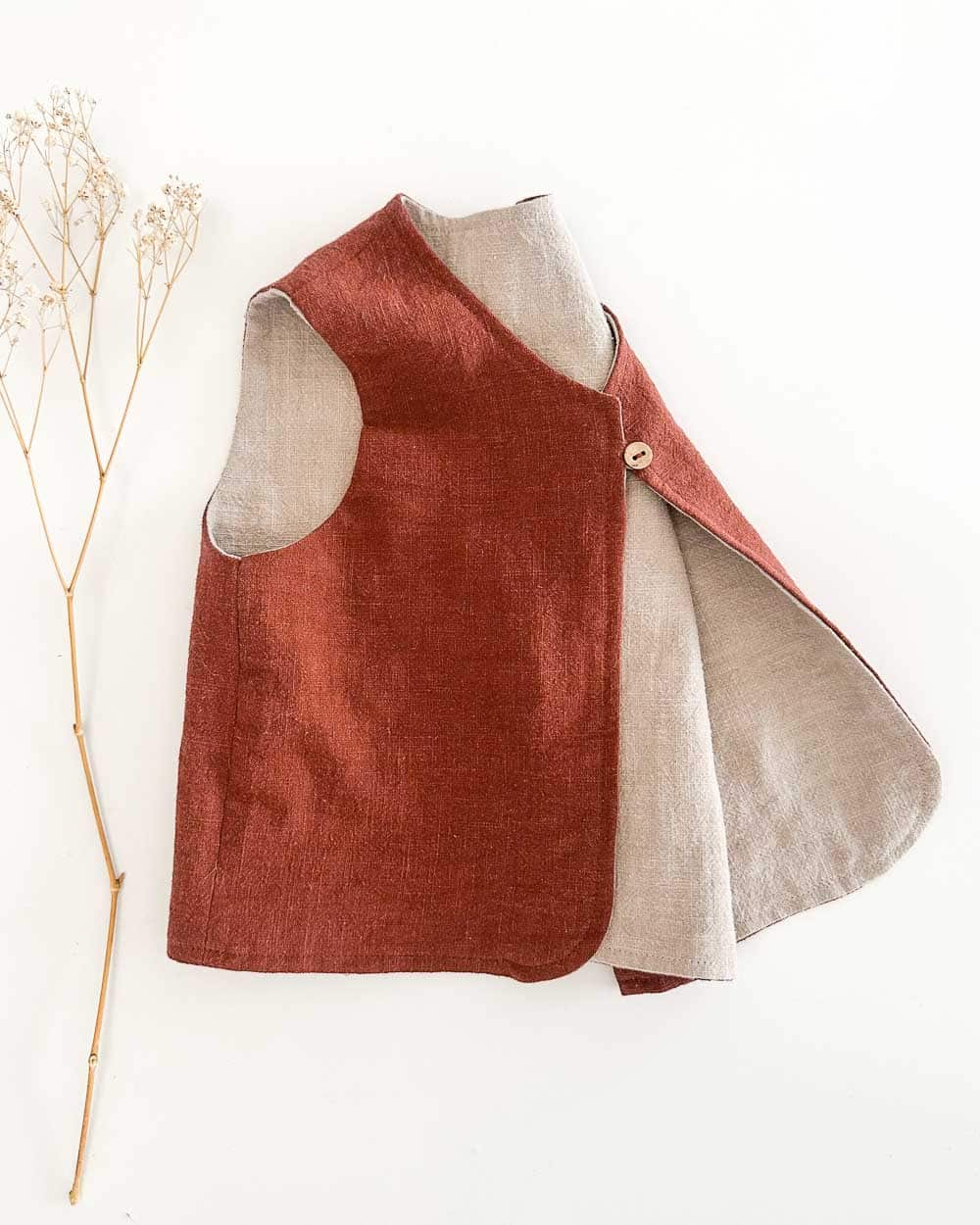 Baby und Kinder Gilet aus Leinen. Handgefertigte Leinenweste, nachhaltig und in Bayern aus natürlichen Materialien hergestellt.